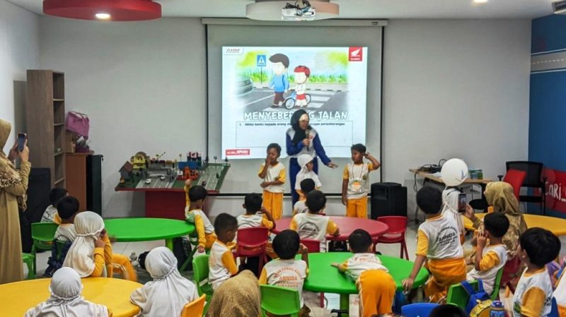 Para instruktur Safety Riding Astra Honda sedang memberikan edukasi kepada anak-anak usia dini dengan menggunakan miniatur lalu lintas dan praktik di area kids yang berada di AHM Safety Riding Training Cender, Deltamas, Jawa Barat I IST