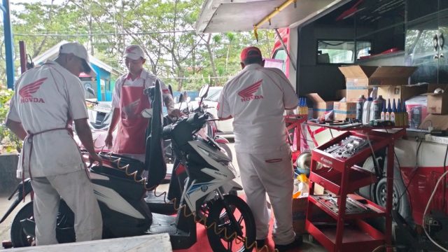 Ilustrasi mekanik sedang melakukan pemeriksaan komponen sepeda motor pelanggan di bengkel resmi AHASS. Menghadapi cuaca panas ekstrem dan debu jalanan di Kota Tepian, Astra Motor Kaltim 2 mengimbau para pengendara untuk rutin memeriksa 7 komponen vital kendaraan guna menjaga performa dan keamanan berkendara I wadahkata.ID