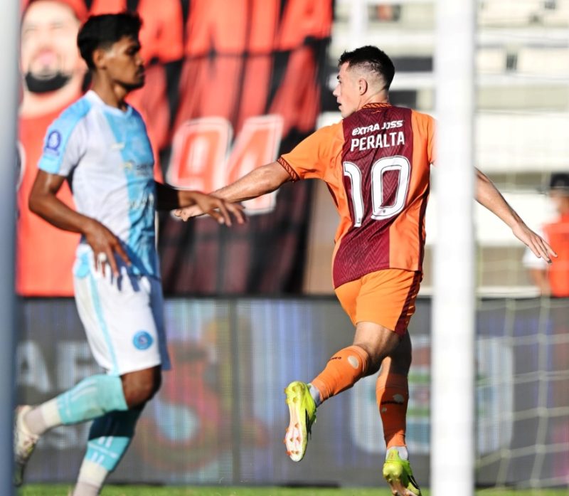Peralta merayakan gol ke gawang PSBS Biak pada Sabtu (11/4) I FB @Borneo fc Samarinda