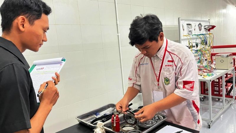 Perwakilan Main Dealer Astra Motor Kalimantan Timur 2 Risky Pratama yang berasal dari SMKN 19 Samarinda siap melaju ke babak final pada gelaran Festival Vokasi Satu Hati (FEVOSH) 2026 yang akan dlaksanakan di Astra Honda Motor Safety Riding & Training Center Deltamas pada 09 hingga 13 Februari 2026 mendatang I IST
