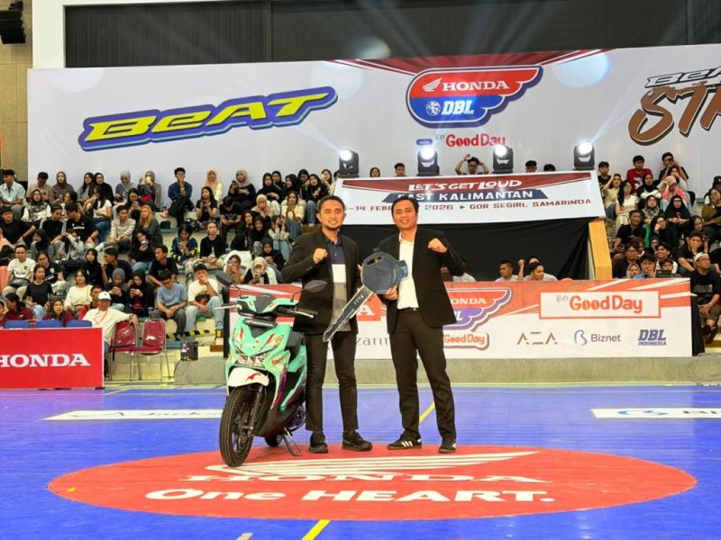 Muhammad Abbas (kiri) selaku Manager Honda Customer Care Center (HC3) Astra Motor Kalimantan Timur 2 dalam memberikan Honda BeAT special livery edisi DanDaDan bagi pemenang doorprize yang diwakilkan oleh Bapak Duito Susanto (kanan) selaku Kepala Biro Kaltim Post Samarinda mewakili Haikal Hadi siswa dari SMA Cita Hati Samarinda I IST