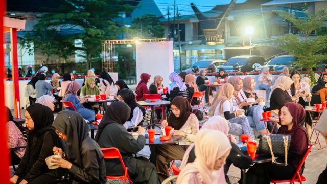 Astra Motor Kalimantan Timur II hadirkan program bertajuk “Hijabers Serenity Ride” bagi para riders wanita pengguna sepeda motor Honda sembari menunggu waktu berbuka puasa dengan kegiatan rolling city, edukasi safety riding, tips menggunakan hijab hingga photo session yang sukses dilaksanakan pada Sabtu, akhir pekan (07/03) kemarin I IST