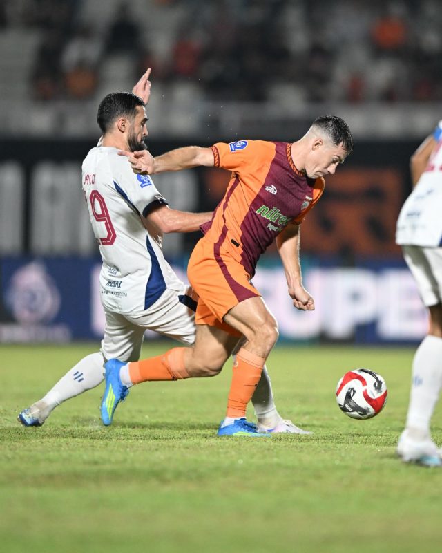 Peralta melewati pemain Persita dan berhasil menjaringkan satu gol buat Borneo FC pada Selasa, (6/5) I FB Borneo fc @BorneoFootballClub