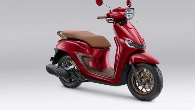 New Honda Stylo 160 kini tampil makin elegan dengan pilihan warna Burgundy, Royal Blue, dan Glam White. Skutik premium 160cc dengan desain retro modern dari AHM I IST