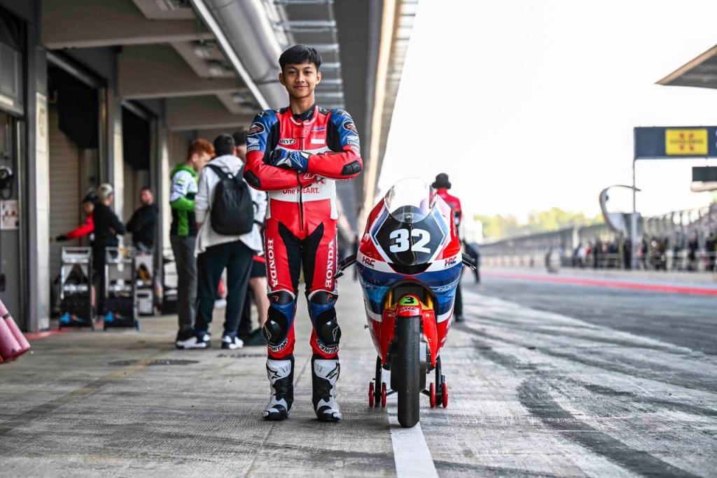 Muhammad Kiandra Ramadhipa akan menjalani tantangan baru pada ajang Moto3 Junior World Championship 2026 yang dimulai akhir pekan ini pada 21-24 Mei 2026, di Sirkuit Barcelona-Catalunya, Spanyol. Ramadhipa akan bersama tim Honda Asia-Dream Racing Junior Team dalam tujuh seri dan 12 balapan. Pebalap berusia 16 tahun ini akan mengendarai Honda NSF250RW dengan nomor balap #32 I IST