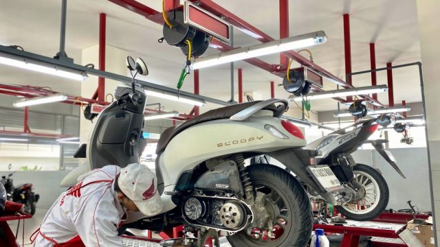 Banjir melanda Kutai Barat. Simak 4 langkah darurat dari Astra Motor Kaltim 2 untuk menangani sepeda motor yang terendam banjir agar mesin tidak rusak parah I IST
