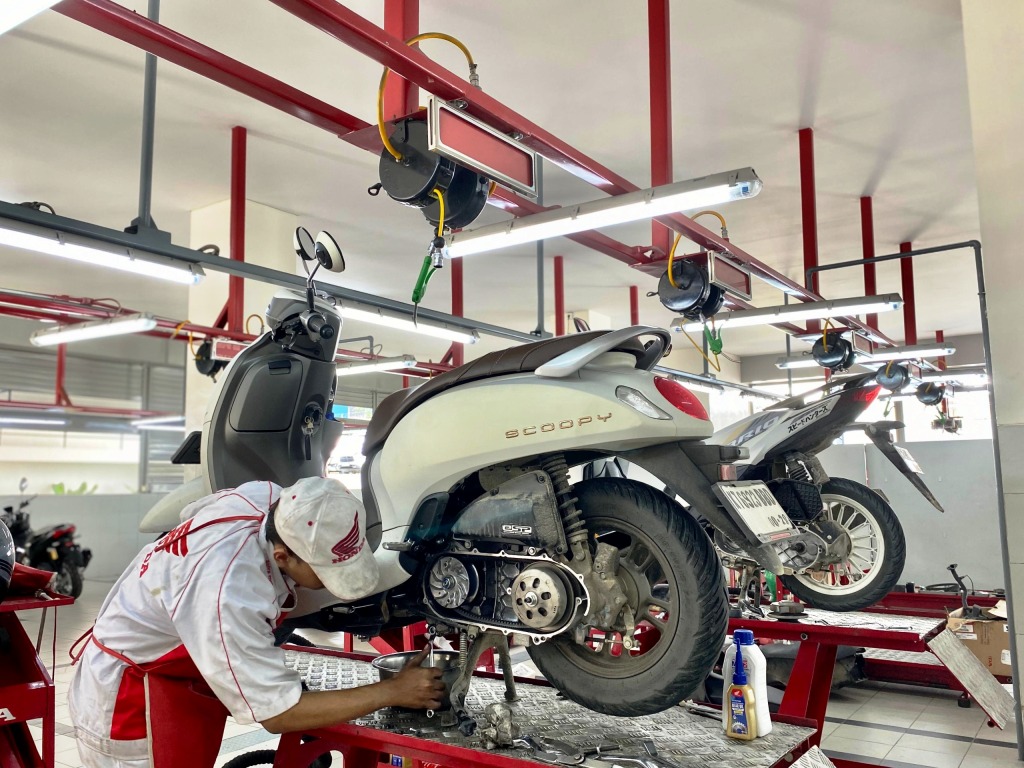 Banjir melanda Kutai Barat. Simak 4 langkah darurat dari Astra Motor Kaltim 2 untuk menangani sepeda motor yang terendam banjir agar mesin tidak rusak parah I IST