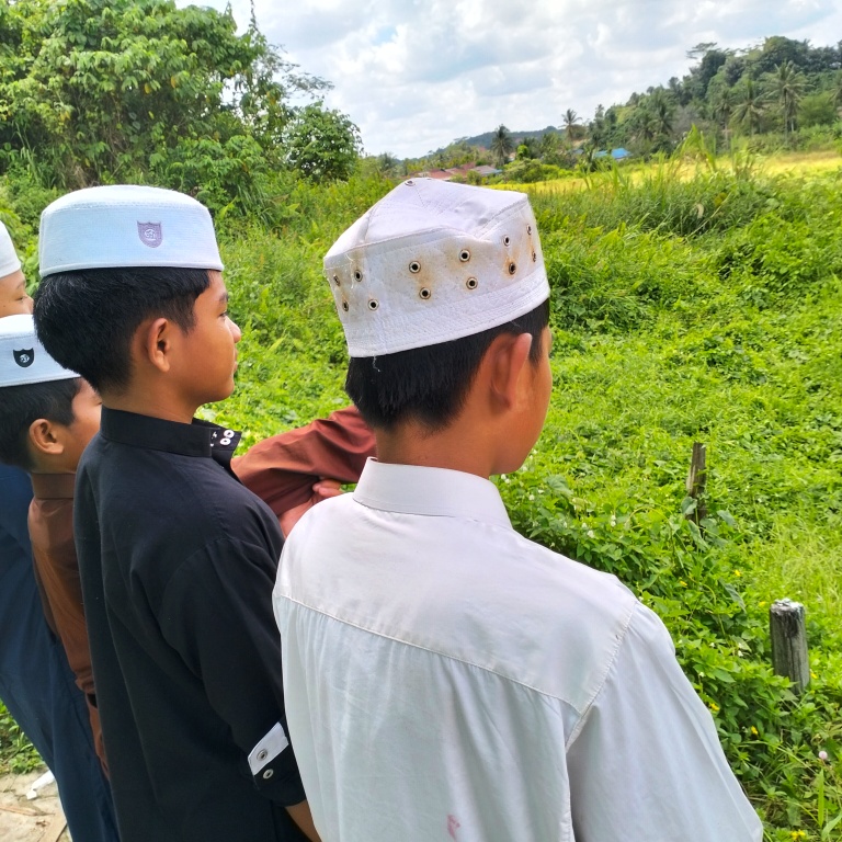 Santri Mahdinatul Quran melihat lahan yang sudah disiapkan untuk budidaya sayur mayur di kawasan asrama mereka I wadahkata.ID