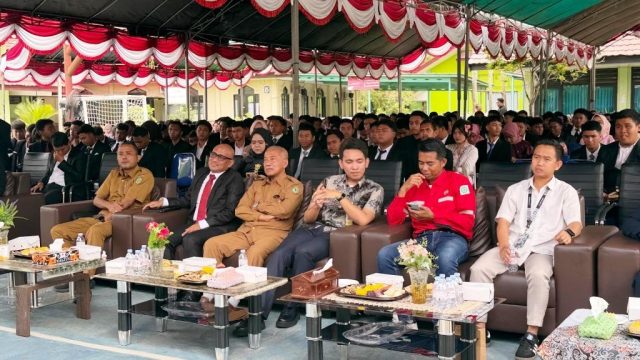 Astra Motor Kalimantan Timur 2 diwakili oleh Muhammad Rahmadansyah selaku Perwakilan Technical Service Department Astra Motor Kalimantan Timur 2 (kanan) dalam kegiatan Pelepasan dan Apresiasi Siswa Kelas XII dan XII di SMK Negeri 6 Samarinda yang dilaksanakan pada Senin (04/05) lalu I IST