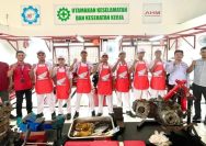 Astra Motor Kalimantan Timur 2 yang diwakilkan oleh Technical Training Main Dealer yakni Bapak Fahrudin Nor dalam pelaksanaan Uji Kompetensi Keahlian (UKK) bagi siswa kelas XII kompetensi keahlian Teknik Sepeda Motor (TSM) SMK Negeri 19 Samarinda I IST