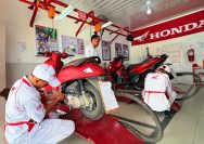 Para siswa SMK Negeri 3 Mandau sedang melakukan perawatan sepeda motor konsumen di fasilitas Pos AHASS TEFA yang diawasi langsung oleh teknisi ahli dari AHASS Capella Service Center (CSC) Duri I IST