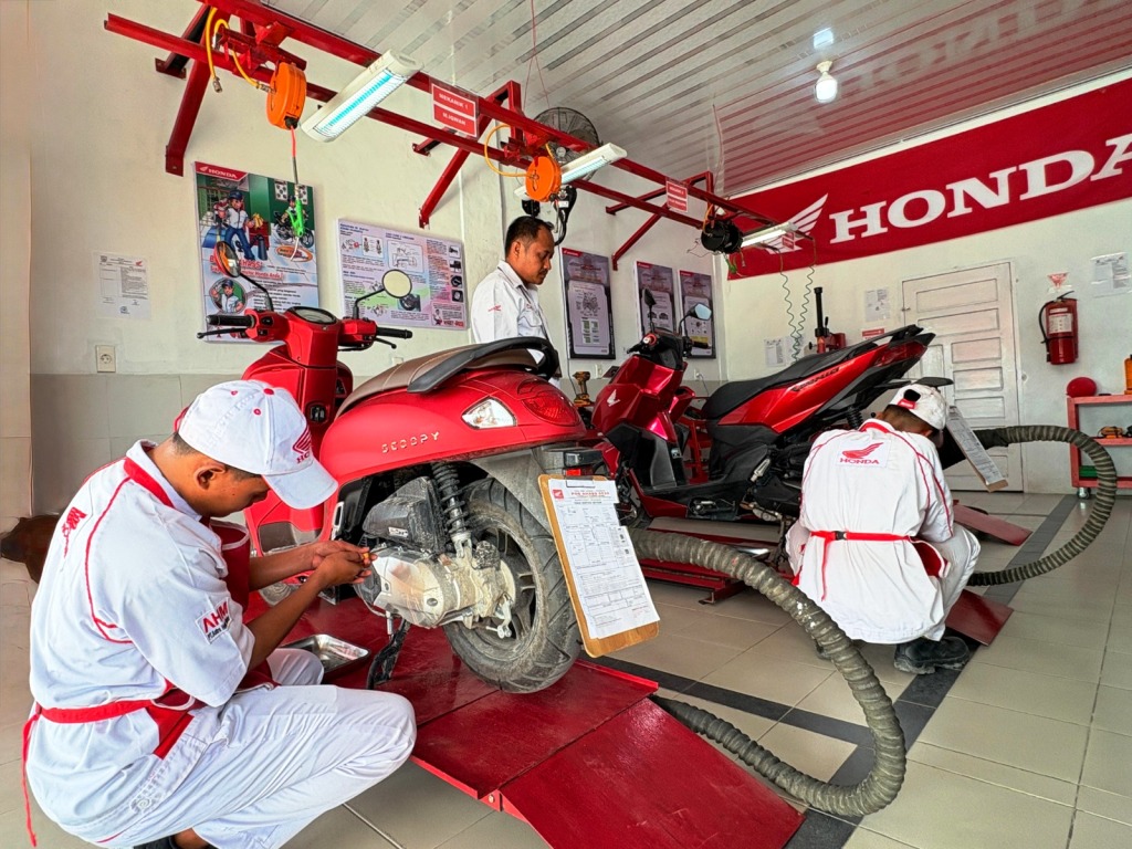 Para siswa SMK Negeri 3 Mandau sedang melakukan perawatan sepeda motor konsumen di fasilitas Pos AHASS TEFA yang diawasi langsung oleh teknisi ahli dari AHASS Capella Service Center (CSC) Duri I IST