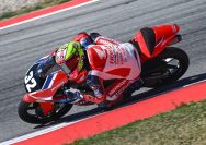 Muhammad Kiandra Ramadhipa mencetak debut impresif pada ajang Moto3 Junior World Championship 2026 di Circuit de Barcelona-Catalunya, Spanyol, Minggu (24/5). Pebalap asal Sleman, Yogyakarta tersebut sukses meraih posisi ketiga pada race 1 dan menutup akhir pekan debutnya dengan posisi keenam pada race 2. Raihan 26 poin dan menempati posisi kedua di klasemen menjadikannya sebagai pebalap Indonesia dengan debut terbaik di ajang yang sebelumnya bernama JuniorGP atau CEV Moto3 I IST