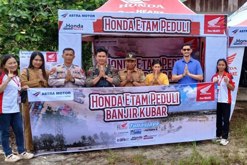 Astra Motor Kaltim 2 salurkan sembako dan layanan servis gratis Honda Care untuk meringankan beban warga terdampak banjir di Tering dan Melak, Kubar I IST