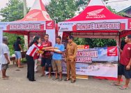 Astra Motor Kalimantan Timur 2 yang diwakilkan oleh bapak Bambang selaku Kepala Dealer Armada Tunasjaya Sendawar (kedua kanan) saat penyerahan bantuan sembako bagi korban terdampak banjir Kubar yang diberikan kepada perakilan Kecamatan dan Kepolisian setempat I IST