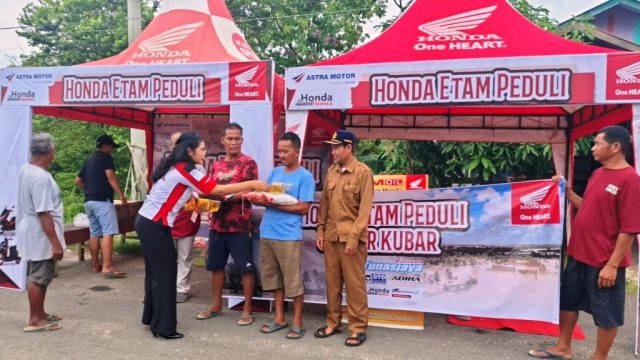 Astra Motor Kalimantan Timur 2 yang diwakilkan oleh bapak Bambang selaku Kepala Dealer Armada Tunasjaya Sendawar (kedua kanan) saat penyerahan bantuan sembako bagi korban terdampak banjir Kubar yang diberikan kepada perakilan Kecamatan dan Kepolisian setempat I IST