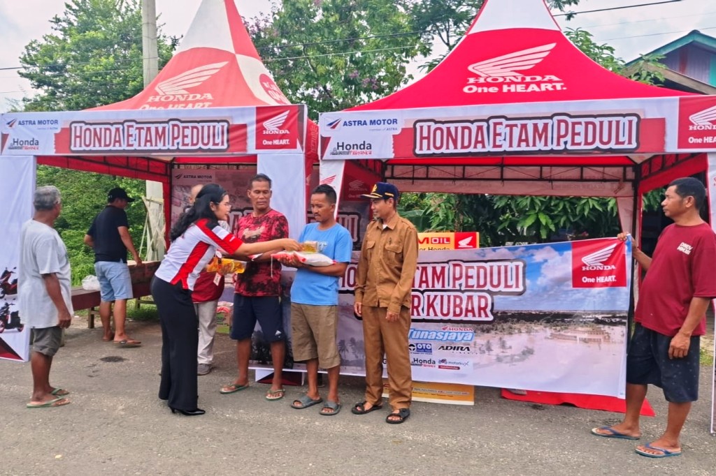 Astra Motor Kalimantan Timur 2 yang diwakilkan oleh bapak Bambang selaku Kepala Dealer Armada Tunasjaya Sendawar (kedua kanan) saat penyerahan bantuan sembako bagi korban terdampak banjir Kubar yang diberikan kepada perakilan Kecamatan dan Kepolisian setempat I IST