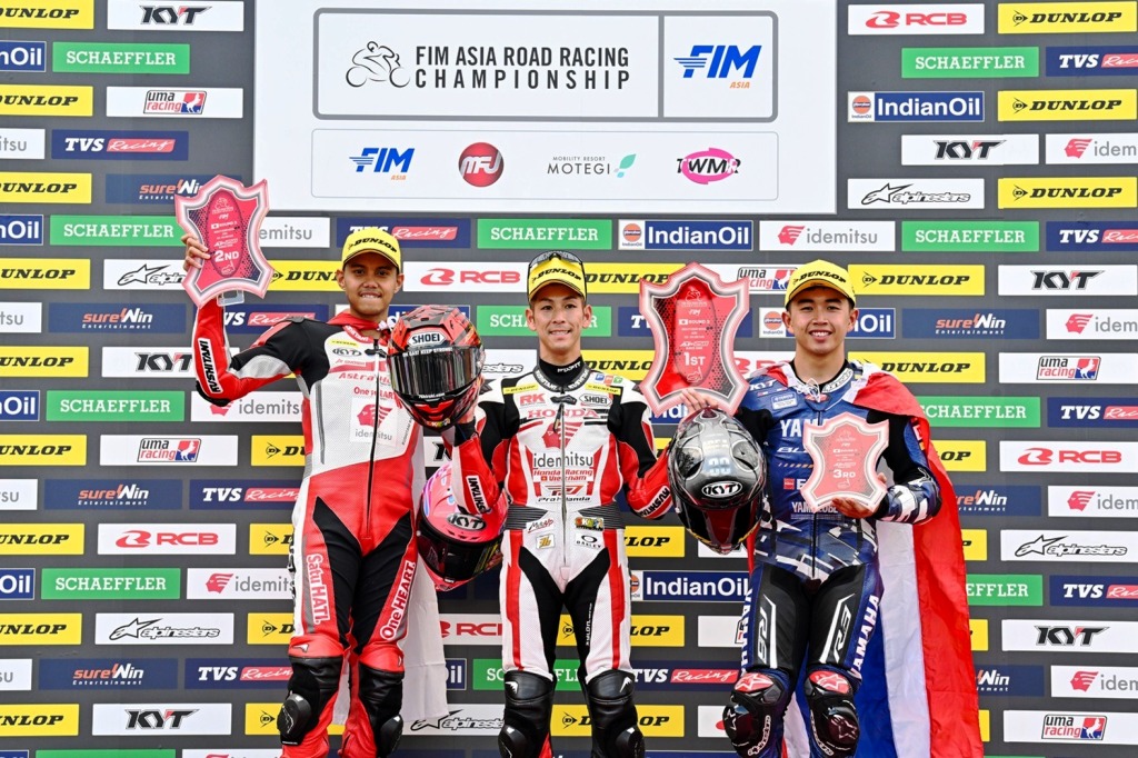 Irfan Ardiansyah (#16) (kiri) sukses mengamankan posisi kedua di panggung balap Asia pada kelas Asia Production (AP) 250 I IST