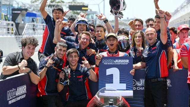 Pebalap binaan PT Astra Honda Motor (AHM) Muhammad Kiandra Ramadhipa (tengah) berhasil meraih podium pertama perdananya pada putaran kedua Moto3 Junior World Championship 2026 di Circuito do Estoril, Portugal, Minggu (14/6) I IST