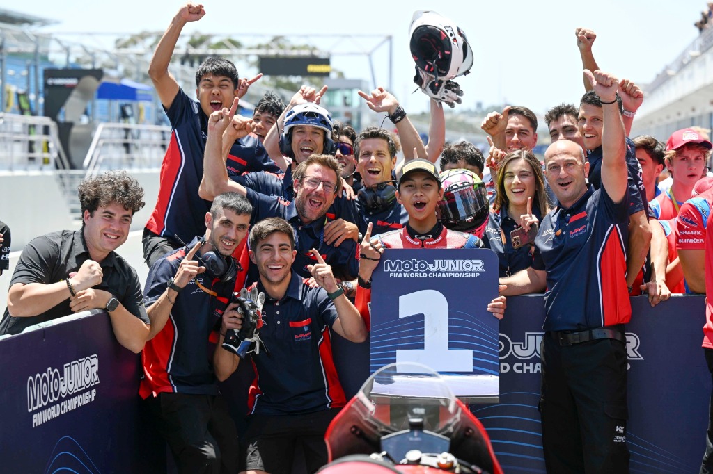 Pebalap binaan PT Astra Honda Motor (AHM) Muhammad Kiandra Ramadhipa (tengah) berhasil meraih podium pertama perdananya pada putaran kedua Moto3 Junior World Championship 2026 di Circuito do Estoril, Portugal, Minggu (14/6) I IST