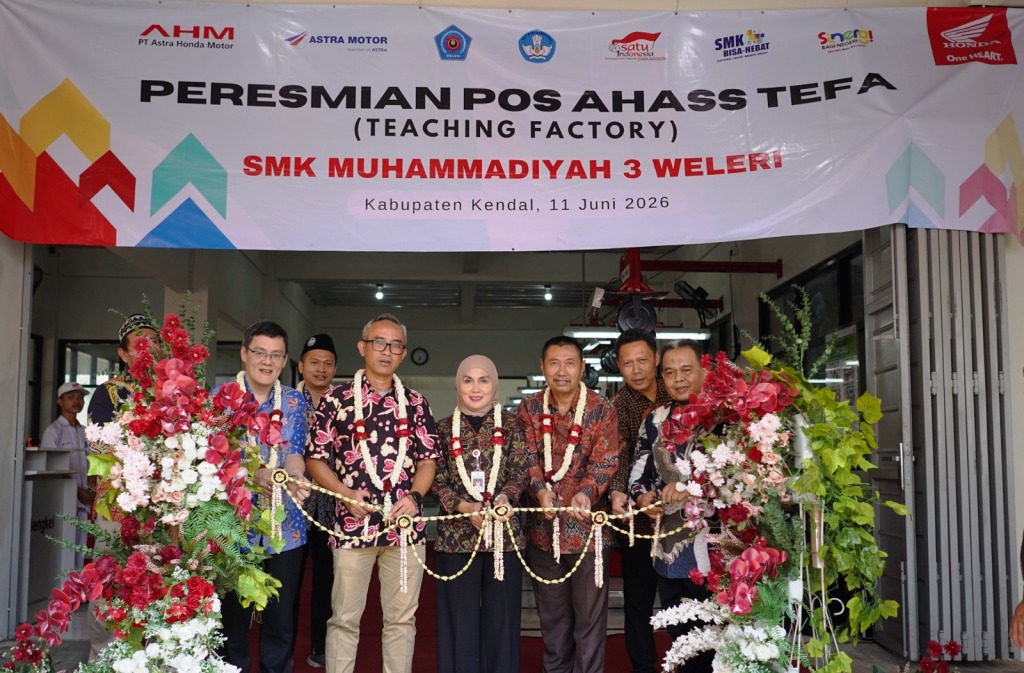 General Manager Astra Honda Motor Ahmad Muhibbuddin (kiri kedua), Kepala Wilayah Astra Motor Jawa Tengah Budi Yanto (Kiri) bersama Bupati Kendal Dyah Kartika Permanasari (tengah), Majlis Dikdasmen dan PNF pimpinan Pusat Muhammadiyah Bakhrun Dahlan (kanan kedua), dan Kepala Sekolah SMK Muhammadiyah 3 Weleri Maulana Malik Ibrohim (kanan) melakukan prosesi pemotongan pita sebagai simbolis peresmian Pos AHASS TEFA SMK Muhammadiyah 3 Weleri (11/06 I IST