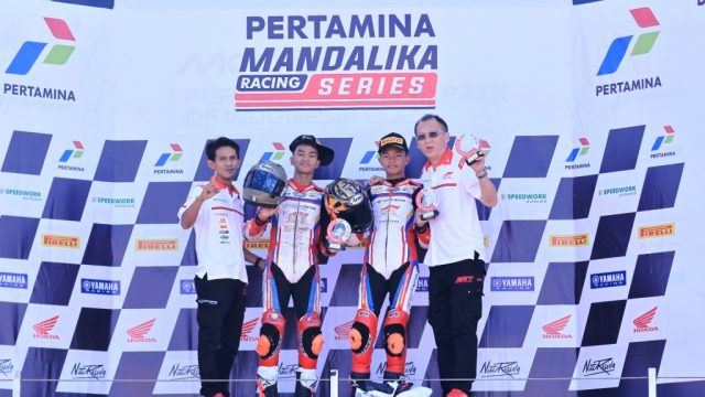 Di kelas Junior 250cc tim ART juga berhasil menambah koleksi dengan perolehan podium 3 oleh Nabil Sahzena (kedua dari kanan) saat race 1 hari sabtu. Lalu disusul oleh Azel Savero (ketiga dari kanan) yang juga sumbang podium dengan finish ke 2 hari minggu di kelas tersebut I IST