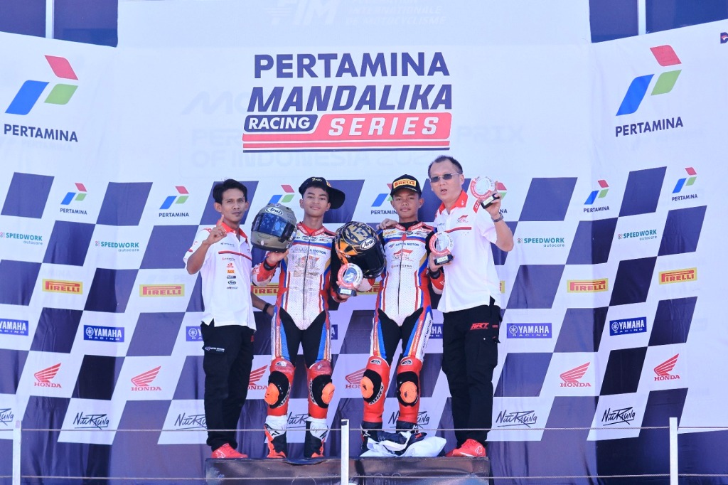 Di kelas Junior 250cc tim ART juga berhasil menambah koleksi dengan perolehan podium 3 oleh Nabil Sahzena (kedua dari kanan) saat race 1 hari sabtu. Lalu disusul oleh Azel Savero (ketiga dari kanan) yang juga sumbang podium dengan finish ke 2 hari minggu di kelas tersebut I IST