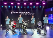 Kiri-Kanan: Marketing Director AHM – Octavianus Dwi, President Director AHM – Yuichi Shimizu, Executive Vice President Director AHM – Thomas Wijaya dan Marketing Director AHM- Naoki Kajino memperkenalkan New Honda Vario Evo 160 di AHM Safety Riding and Training Center, Deltamas, Cikarang, Jawa Barat(24/06) I IST
