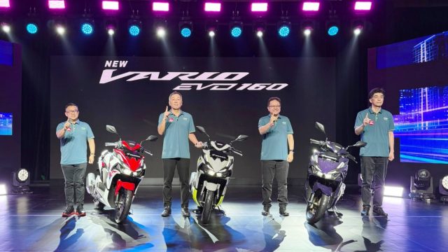 Kiri-Kanan: Marketing Director AHM – Octavianus Dwi, President Director AHM – Yuichi Shimizu, Executive Vice President Director AHM – Thomas Wijaya dan Marketing Director AHM- Naoki Kajino memperkenalkan New Honda Vario Evo 160 di AHM Safety Riding and Training Center, Deltamas, Cikarang, Jawa Barat(24/06) I IST