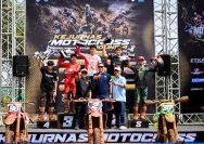 (Kedua dari kiri) Crosser binaan AHM, Ivan Valrossi Tertia Wahyumaniadi berhasil meraih podium ketiga pada race pertama kelas MX2 Kejuaraan Nasional (Kejurnas) Motocross 2026, Bekasi I IST