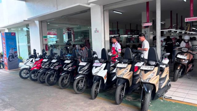 Astra Motor Kaltim 2 uji keiritan Honda BeAT di jalanan padat Samarinda dengan 10 orang peserta. Hasil metode Full to Full tembus 75,89 km/liter I IST