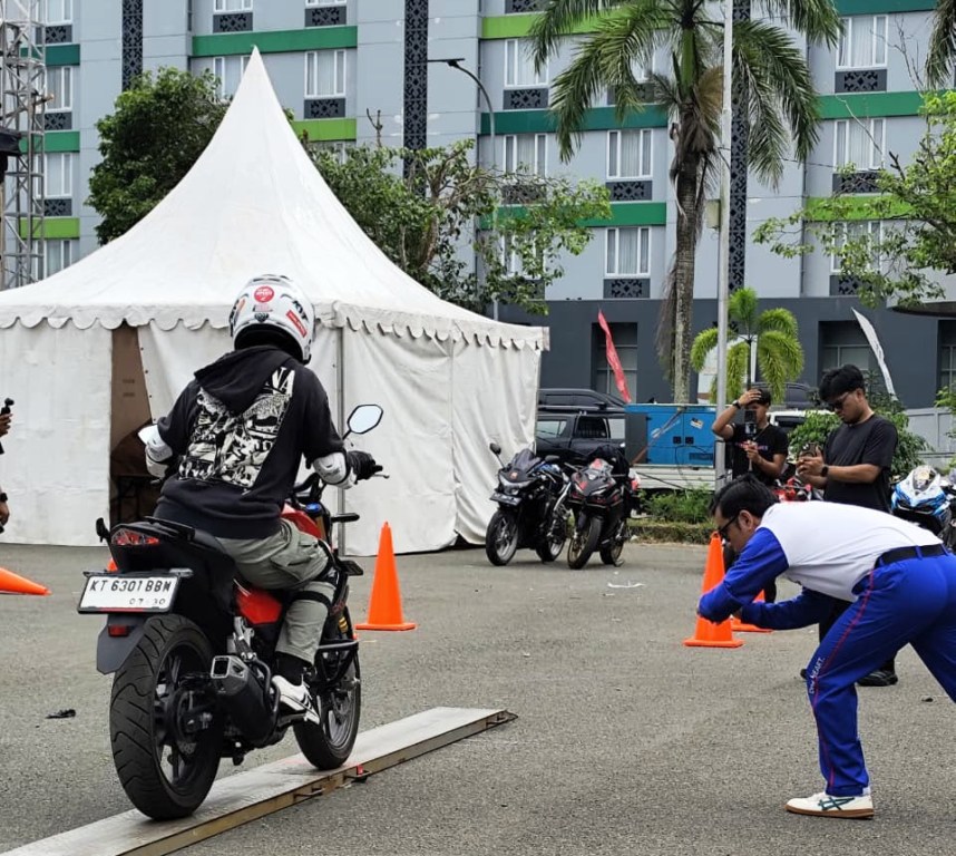 Setelah melalui proses penyisihan dan serangkaian tes berkendara, terpilih pemenang dari masing masing kelas yang siap mewakili Main Dealer Astra Motor Kalimantan Timur 2 dalam kompetisi Safety Riding tingkat Nasional yang akan berlangsung pada bulan Juli 2026 mendatang I IST
