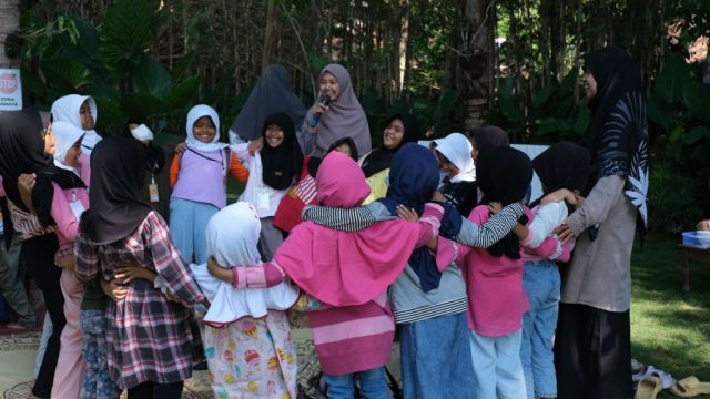 Ilustrasi kegiatan Mahasiswa bersama anak-anak marginal untuk berbagi pengetahuan bersama I pexels.com