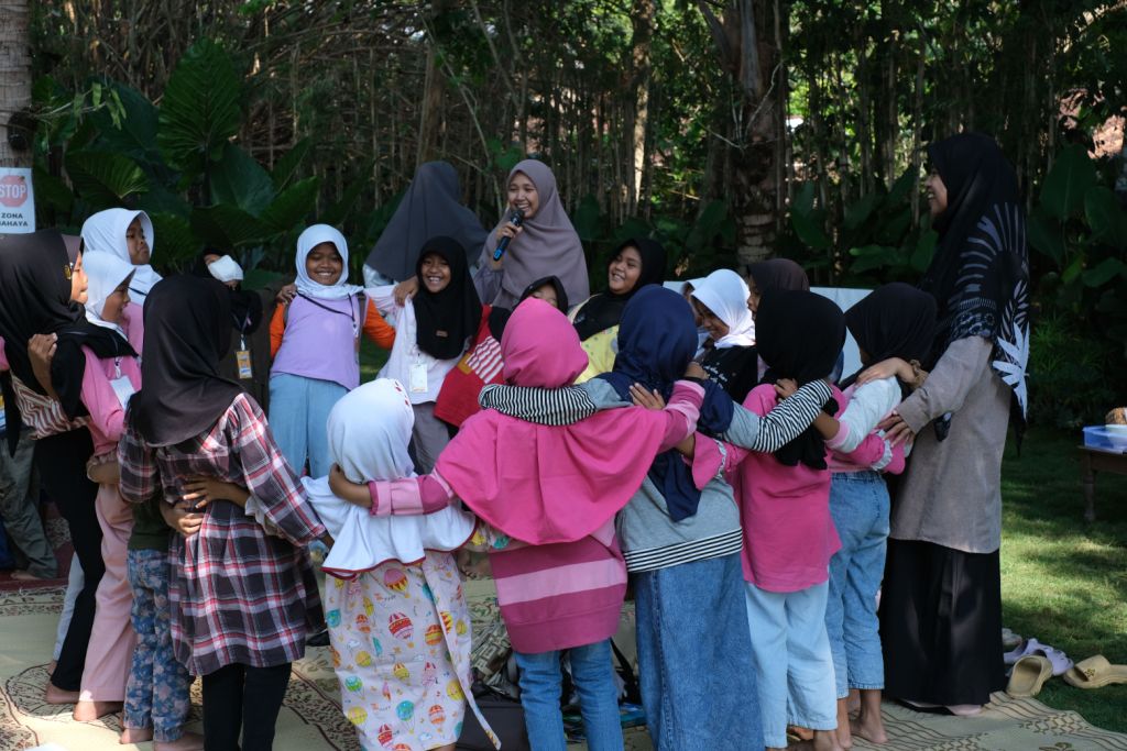 Ilustrasi kegiatan Mahasiswa bersama anak-anak marginal untuk berbagi pengetahuan bersama I pexels.com