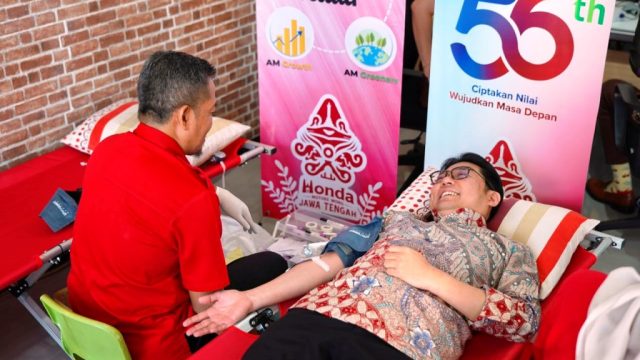 Dalam rangka perayaan HUT ke 56 Astra Motor, Chief Executive Astra Motor Robien Tony melakukan Donor Darah dibantu oleh Palang Merah Indonesia Provinsi Jateng sebagai jembatan penyaluran sumbangan donor darah bagi saudara kita yang membutuhkan I IST
