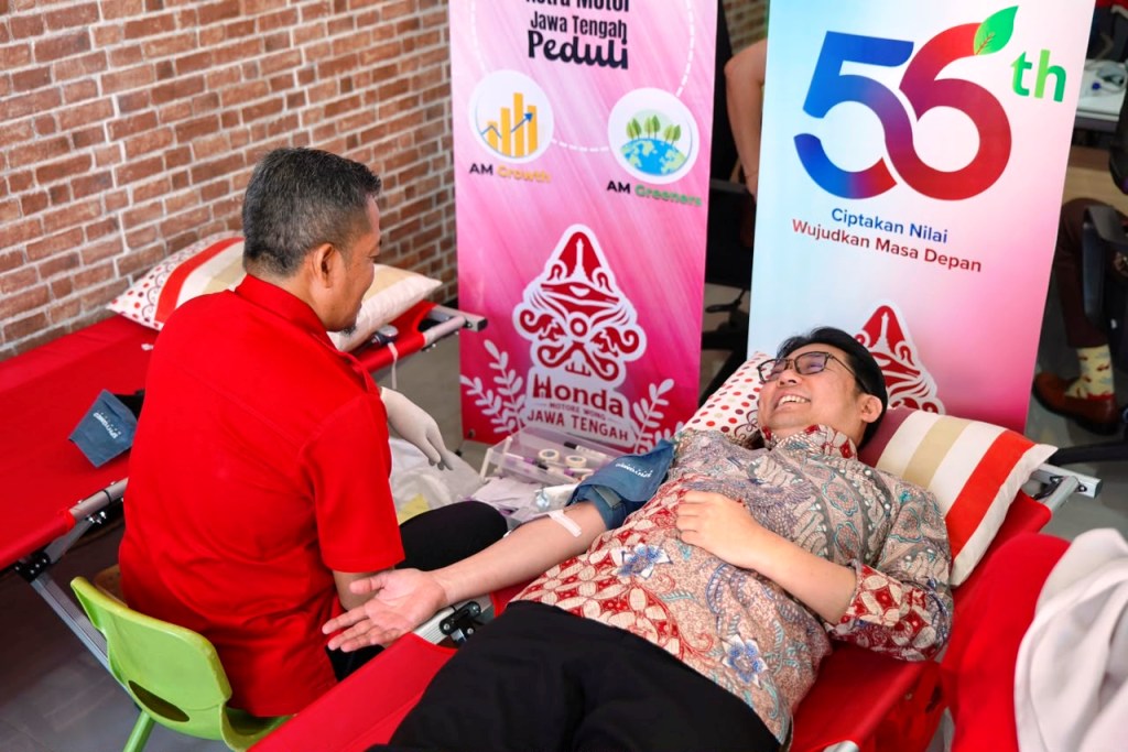Dalam rangka perayaan HUT ke 56 Astra Motor, Chief Executive Astra Motor Robien Tony melakukan Donor Darah dibantu oleh Palang Merah Indonesia Provinsi Jateng sebagai jembatan penyaluran sumbangan donor darah bagi saudara kita yang membutuhkan I IST