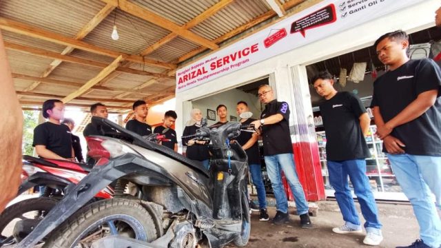 Ketua Yayasan AHM Ahmad Muhibbuddin bersama para peserta Astra Honda Youthpreneurship Program (AHYPP) mengunjungi dan benchmark ke bengkel Arizal Service yang berhasil mendapatkan Best Performance Tingkat Madya dari Yayasan AHM I IST