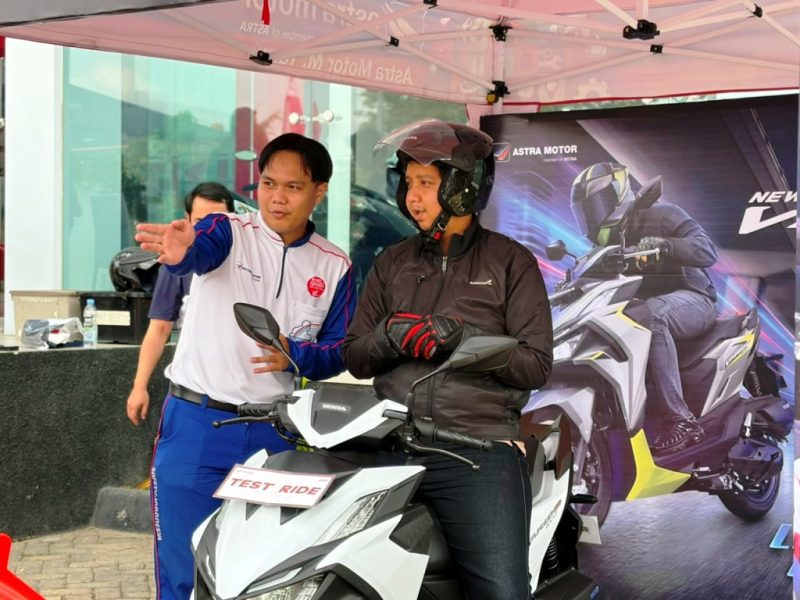 Peserta yang hadirsedang mencoba performa motorHonda Vario Evo 160  melalui sesi test ride