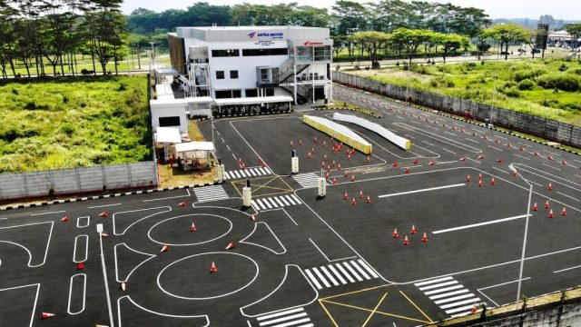 Sirkuit Astra Motor Safety Riding Center Jawa Tengah dengan lintasan yang dirancang menyerupai kondisi jalan sebenarnya I IST