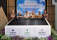 Chief Executive Astra Motor Robien Tony (ketiga dari kiri) dan Chief Operating Officer Budi Astono (ketiga dari kanan) meresmikan pemasangan penggunaan sistem Solar Photovoltaic (Solar PV) berkapasitas 40 kilowatt peak (kWp) di Astra Motor Safety Riding Center Jawa Tengah (15/06/2026). Peresmian ini pun turut disertai oleh Marketing Division Head Ronny Agustinus (kiri), Finance and Administration Division head Astra Motor Linda Yunita Harjo (kedua dari kiri), Retail Division Head Agoes Setiawan (kedua dari kanan), dan Operational Division Head Arnanto Gunara (kanan) I IST