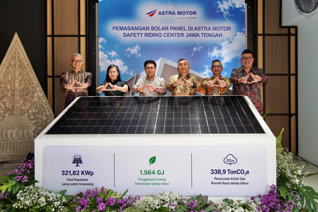 Chief Executive Astra Motor Robien Tony (ketiga dari kiri) dan Chief Operating Officer Budi Astono (ketiga dari kanan) meresmikan pemasangan penggunaan sistem Solar Photovoltaic (Solar PV) berkapasitas 40 kilowatt peak (kWp) di Astra Motor Safety Riding Center Jawa Tengah (15/06/2026). Peresmian ini pun turut disertai oleh Marketing Division Head Ronny Agustinus (kiri), Finance and Administration Division head Astra Motor Linda Yunita Harjo (kedua dari kiri), Retail Division Head Agoes Setiawan (kedua dari kanan), dan Operational Division Head Arnanto Gunara (kanan) I IST