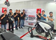 Ignatius Nindyatama selaku Technical Service Manager Astra Motor Kaltim 2 (kedua dari kanan) saat bersama Hefrin Syawal selaku Service Advisor Astra Motor Kadrie Oening (keempat dari kanan) dan M. Bagus Apriliansyah selaku Teknisi Astra Motor M. Yamin Samarinda (ketiga dari kanan) serta perwakilan Main Dealer Astra Motor Kaltim 2 lainnya saat sesi pendampingan finalis menuju The 30th Astra Honda Motor Technical Skill Contest (AHM-TSC) 2026 yang akan berlangsung di Jakarta pada 22-24 Juli mendatang I IST