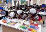 Aktivitas lomba mewarnai yang menjadi bagian dalam rangkaian kegiatan edukasi keselamatan berkendara bertajuk “Helmet Campaign & Education” I IST