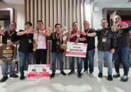 Chief Executive Astra Motor Robien Tony (kedua dari kiri) dan Chief Operating Officer Budi Astono (ketiga dari kanan) bersama bapak perwakilan management Astra Motor Kalimantan Timur 2 yakni Ignatius Nindyatama (keempat dari kiri) serta para finalis perwakilan Main Dealer Astra Motor Kalimantan Timur 2 saat Awarding Astra Honda Motor Technical Skill Contest (AHM-TSC) 2026 yang telah dilaksanakan pada Jumat (24/07) I IST