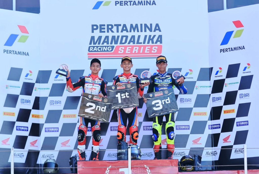 Pada race ke 2 di kelas Junior Sport 250cc, kemenangan disumbang oleh Bintang Pranata Sukma (tengah) dan Ahmad Azel Savero (kiri) yang berhasil finish pada podium 1 dan 2 di Mandalika Racing Series putaran ke 3 (25-26/7) I IST