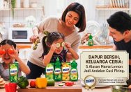 Ilustrasi Momen memasak keluarga yang higienis dengan perlindungan Mama Lemon, sabun cuci piring anti lemak yang efektif mengangkat 100 macam lemak, menciptakan dapur bersih dan keluarga bahagia I Gambar diolah via Gemini