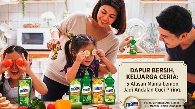 Ilustrasi Momen memasak keluarga yang higienis dengan perlindungan Mama Lemon, sabun cuci piring anti lemak yang efektif mengangkat 100 macam lemak, menciptakan dapur bersih dan keluarga bahagia I Gambar diolah via Gemini