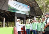 Kunjungan jajaran manajemen PT Astra Honda motor ke Rumah Pembibitan Mangrove di Kawasan Ekowisata Mangrove Tambaksari, Karawang (22/7) I IST