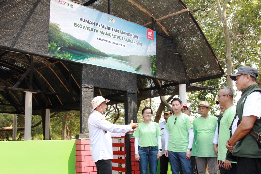 Kunjungan jajaran manajemen PT Astra Honda motor ke Rumah Pembibitan Mangrove di Kawasan Ekowisata Mangrove Tambaksari, Karawang (22/7) I IST