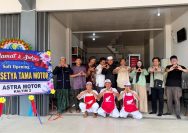 Ignatius Nindyatama selaku Technical Service Manager Astra Motor Kalimantan Timur 2 (kedua kanan) saat meresmikan AHASS Setya Tama Motor di Kecamatan Bengalon Kabupaten Kutai Timur pada pada Jumat (14/08) lalu I IST